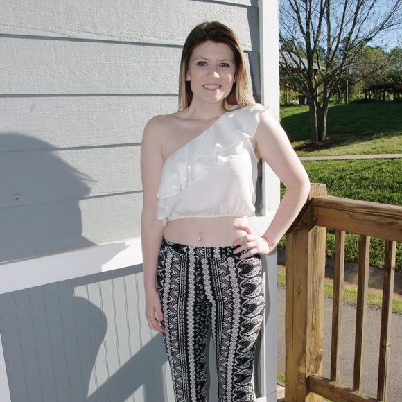 White ruffle one shoulder crop top - Picture 5 of 6